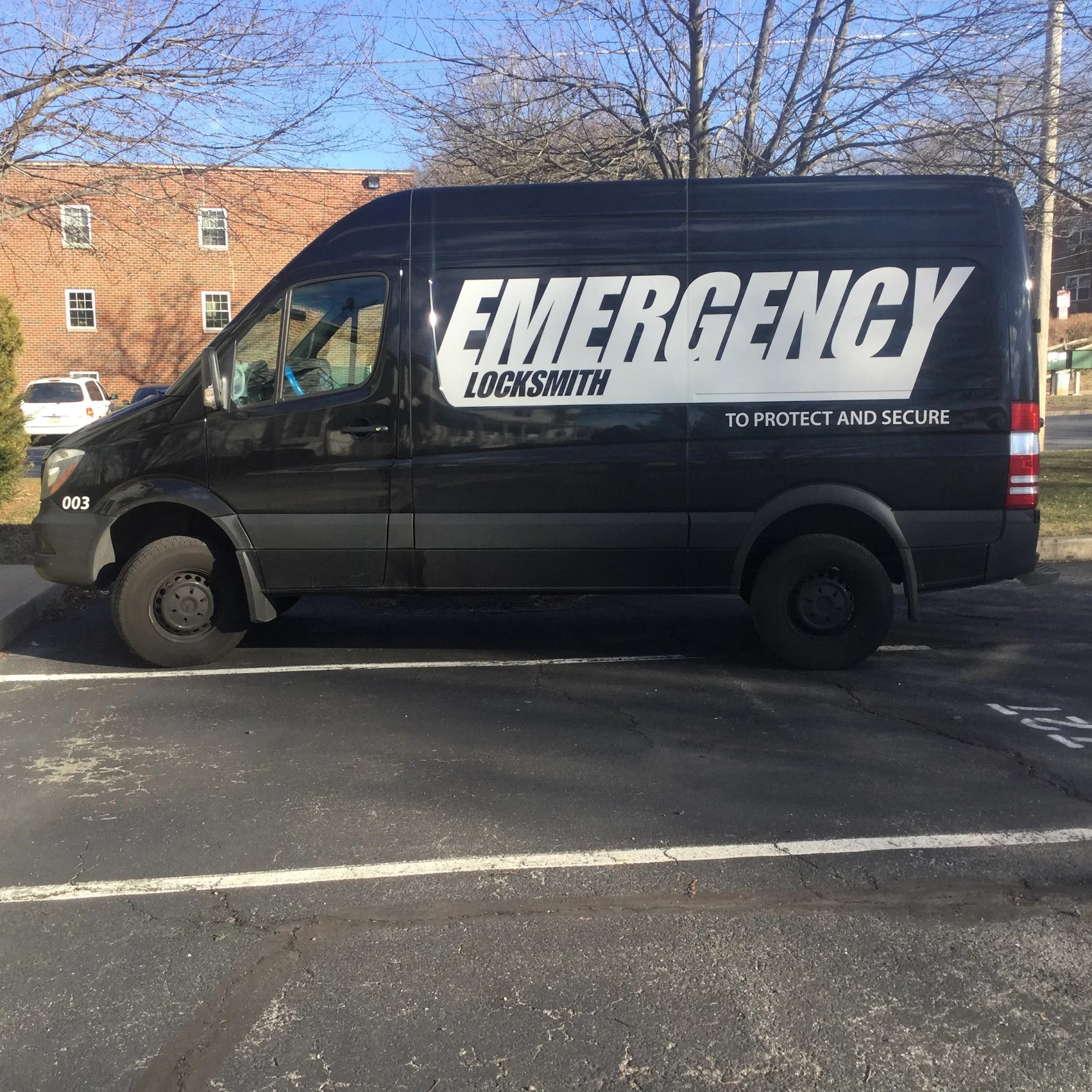 twenty four seven emergency locksmith van