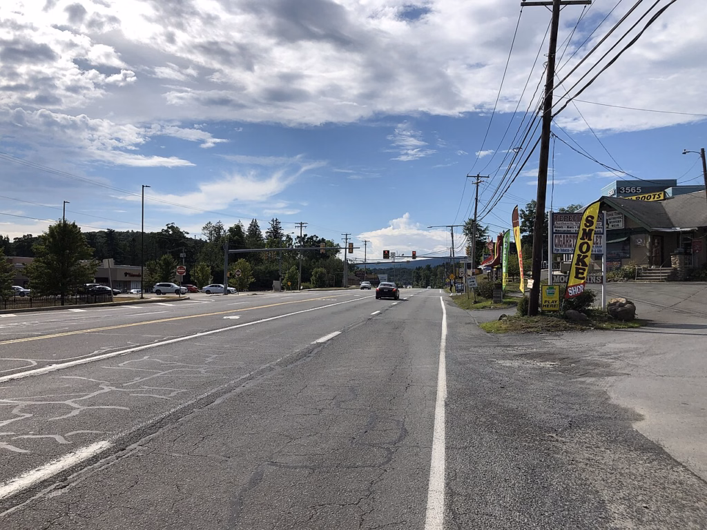 View north along Pennsylvania State Route 611 just north of Pennsylvania State Route 33 in Hamilton Township, Monroe County