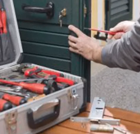 locksmith fixing lock
