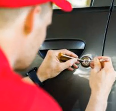 locksmith picking car lock